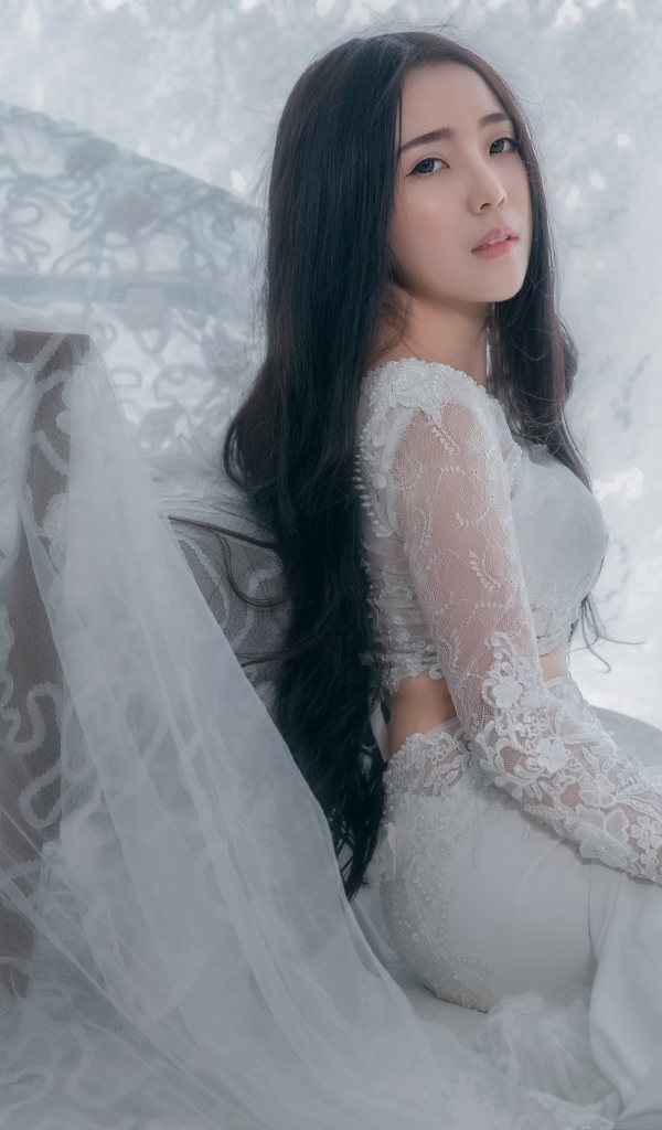 Красивая девушка азиатка в белом свадебном платье 