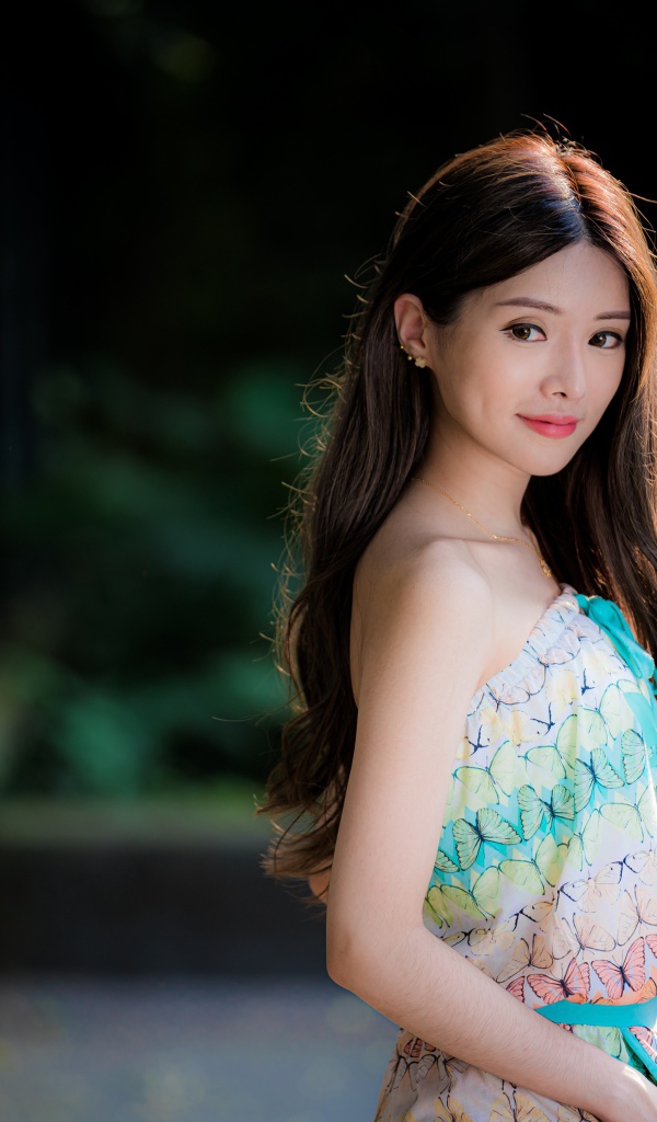 Красивая девушка азиатка с милой улыбкой