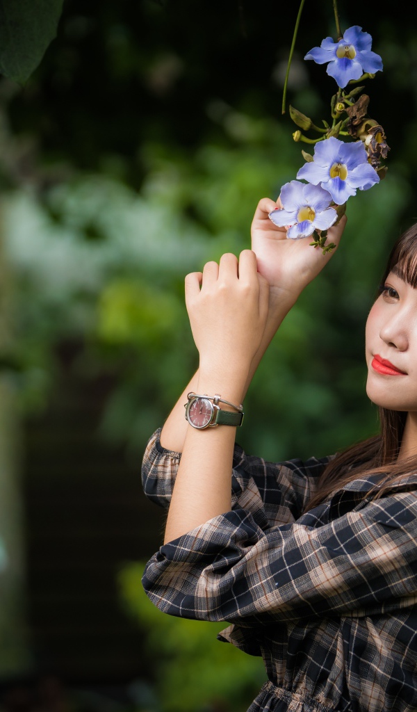 Красивая девушка азиатка с цветами