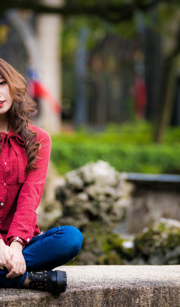 Красивая азиатка в красной рубашке