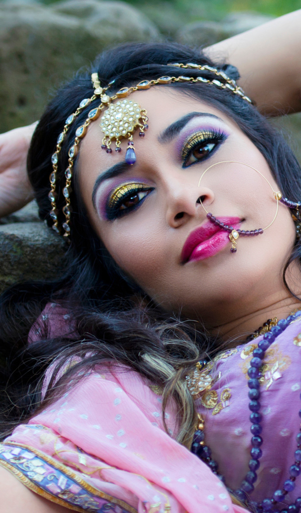 Красивая индийская девушка в сари и украшениях