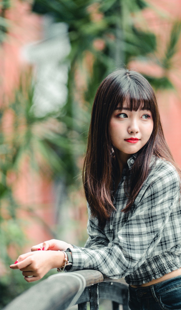 Красивая девушка азиатка с красными губами