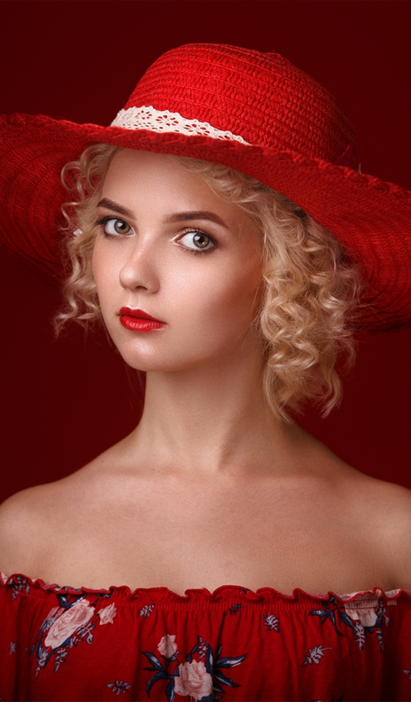 Красивая блондинка в красной шляпе 