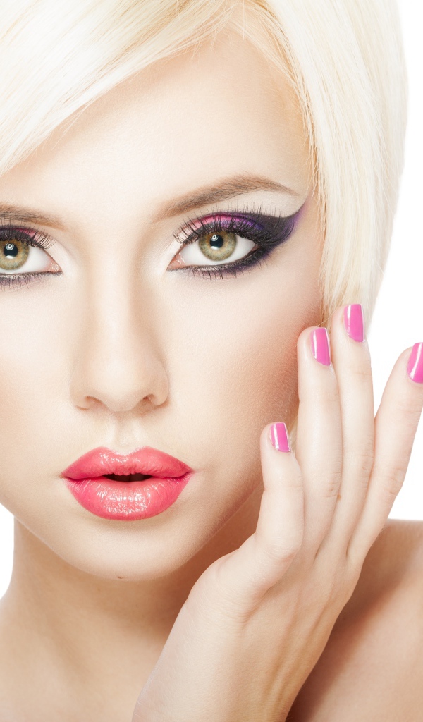 Красивая блондинка с ярким макияжем на белом фоне