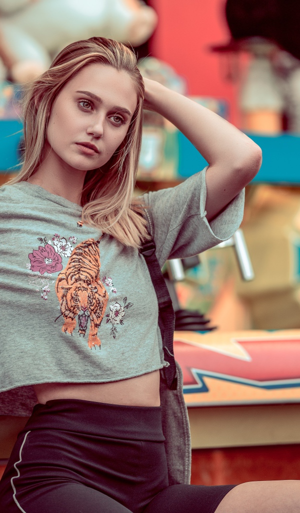 Красивая блондинка с рукой в волосах 