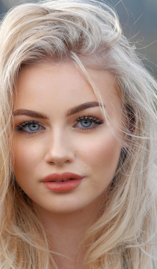 Красивая голубоглазая блондинка лицо крупным планом