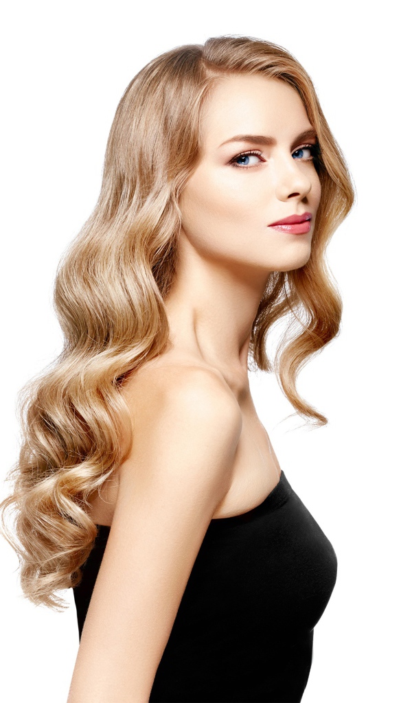 Красивая голубоглазая блондинка в черном наряде на белом фоне