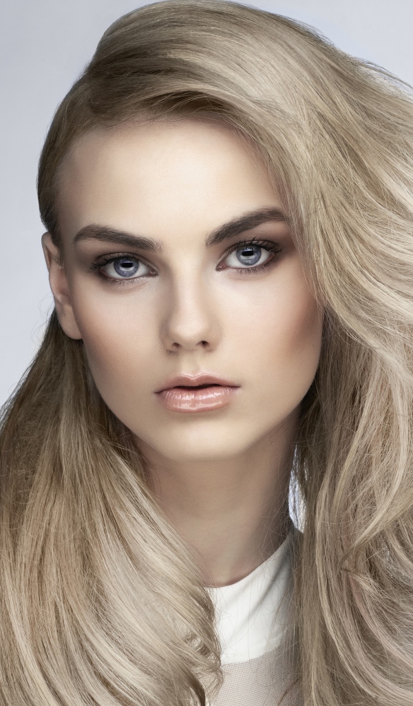 Красивая голубоглазая блондинка с пышными волосами