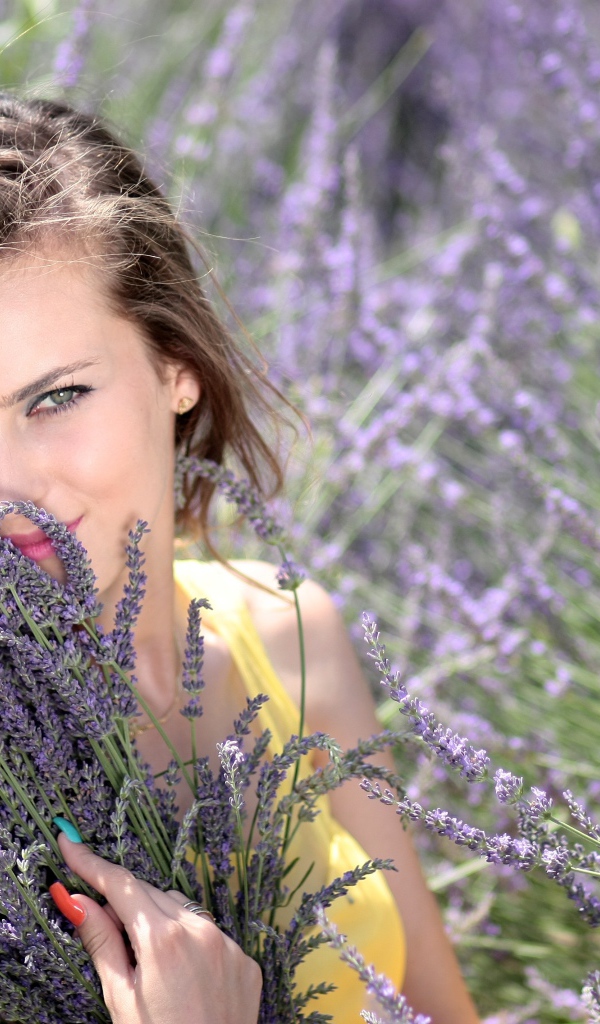 Красивая голубоглазая девушка с букетом лаванды 