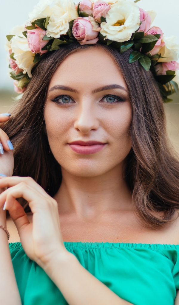 Красивая голубоглазая девушка с венком на голове