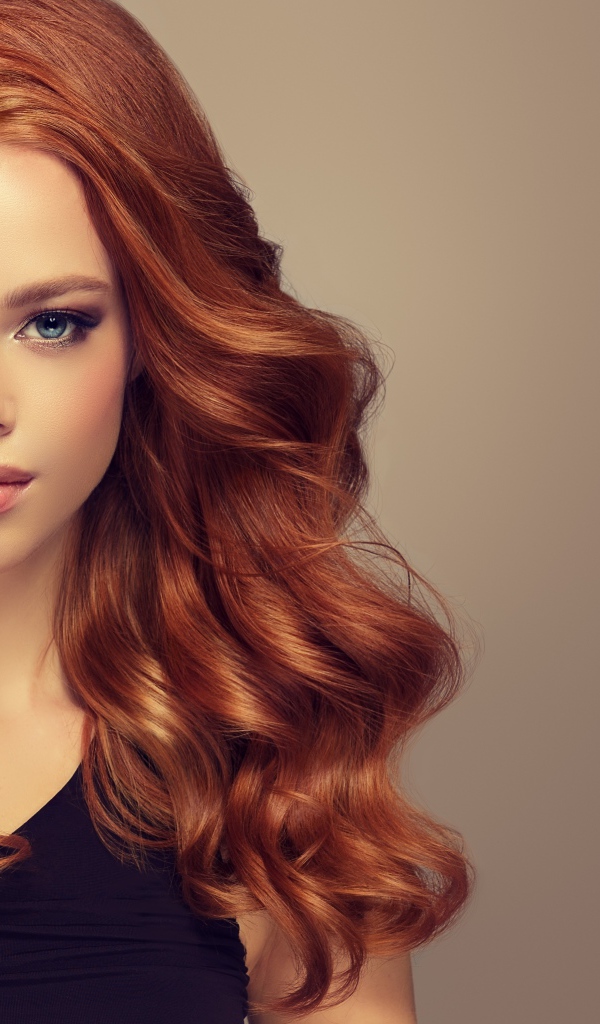 Красивая голубоглазая девушка с длинными рыжими волосами