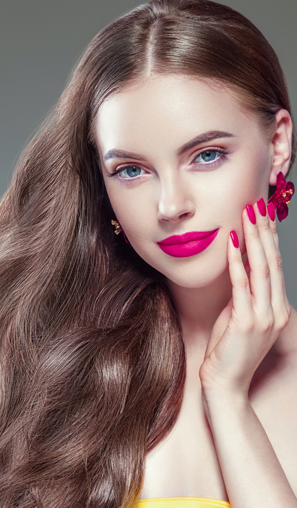 Красивая голубоглазая длинноволосая девушка с ярким макияжем 