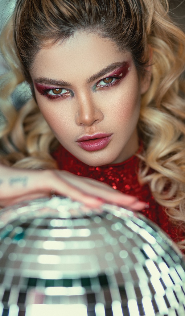 Красивая яркая блондинка с шаром в руках