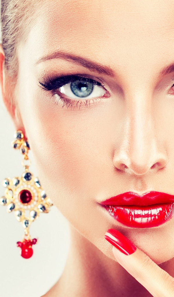 Красивая яркая девушка с макияжем и дорогими серьгами в ушах