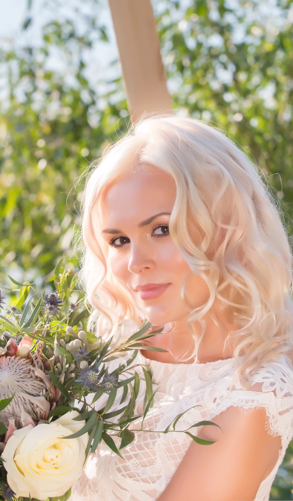 Красивая кареглазая блондинка с букетом в руках 