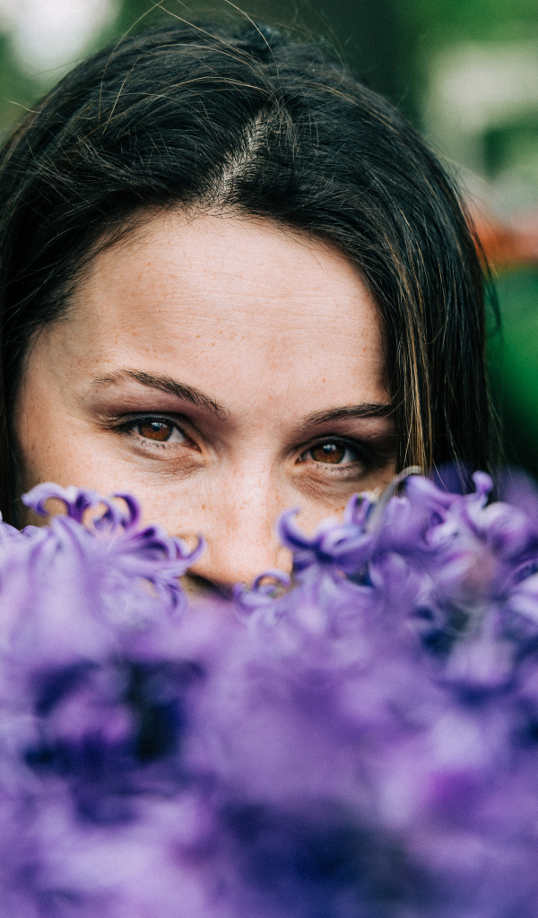 Красивая кареглазая брюнетка с цветами гиацинта