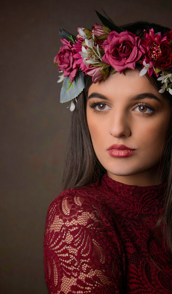 Красивая кареглазая девушка с венком на голове