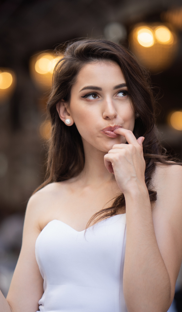 Красивая девушка шатенка с мороженым в руке