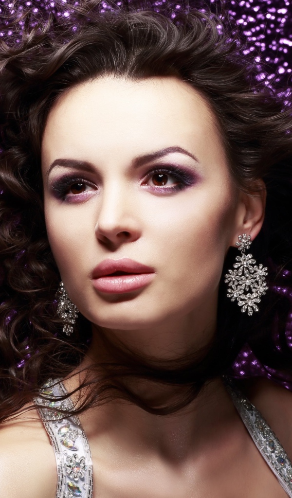 Красивая шатенка на блестящем фоне