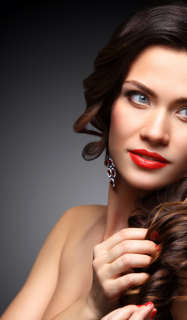 Красивая брюнетка с серыми глазами 