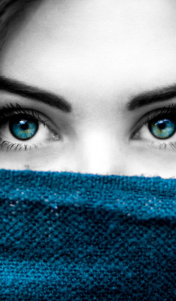 Красивые глаза девушки крупным планом 