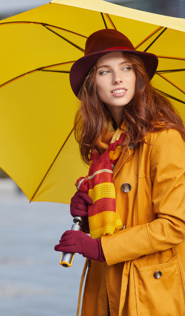 Красивая девушка в пальто с зонтом 