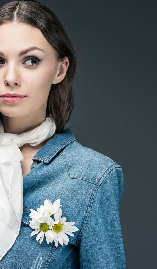 Красивая девушка в джинсовой куртке с шарфом на шее 