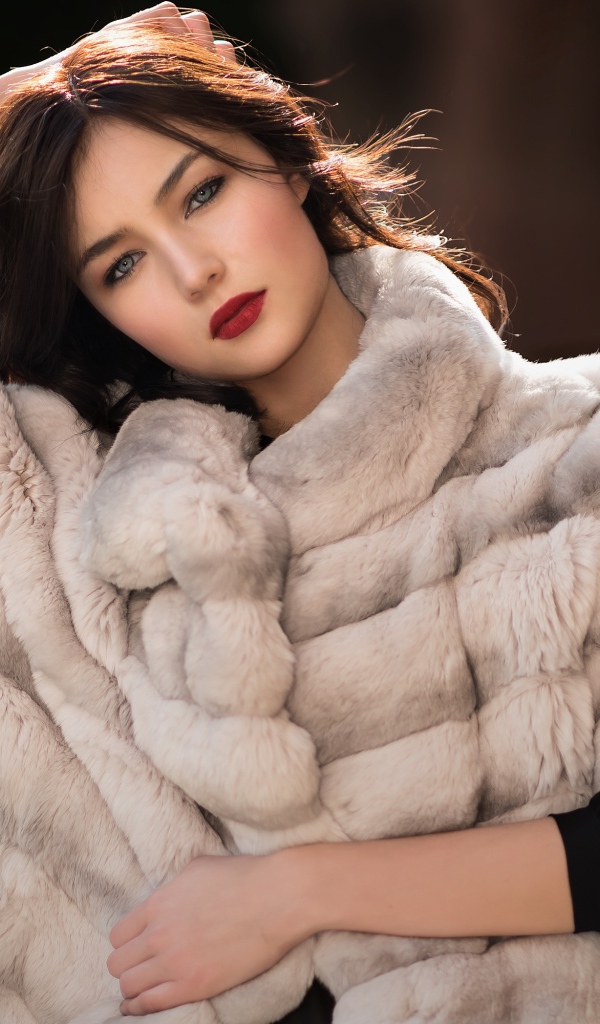 Красивая девушка в шубе 