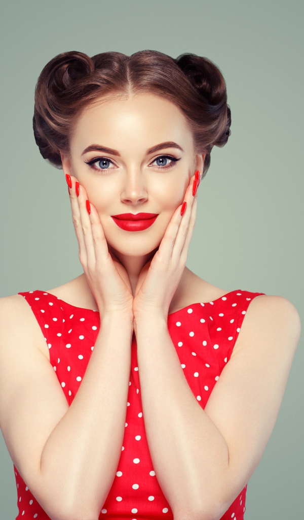 Красивая девушка в красном платье в горошек