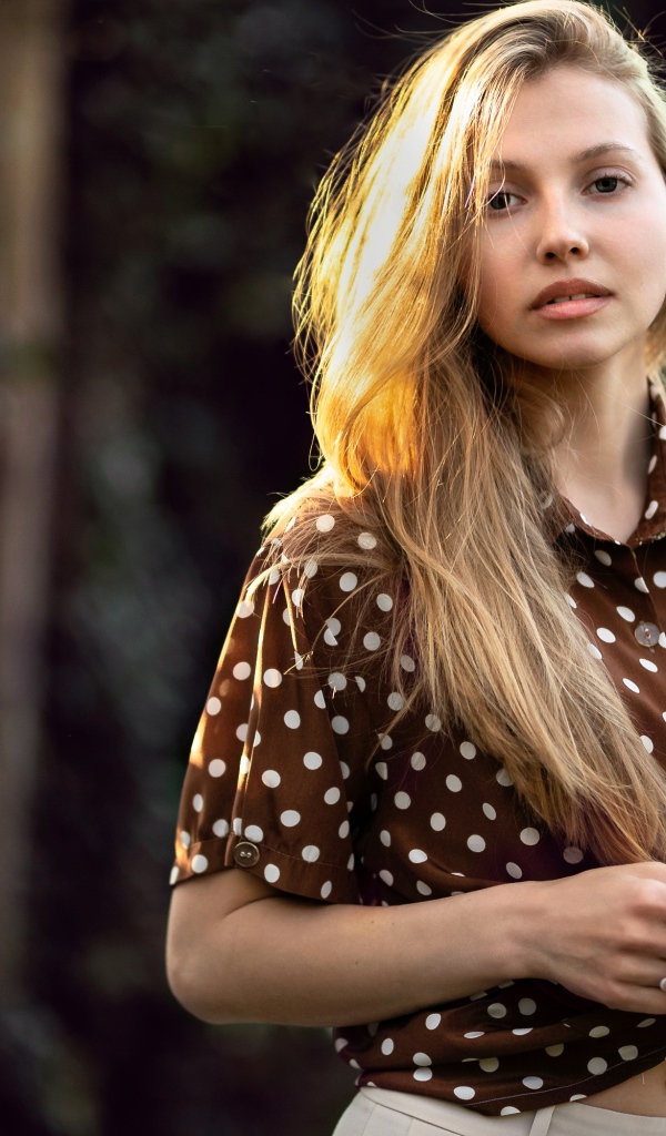 Красивая девушка в рубашке в горох 