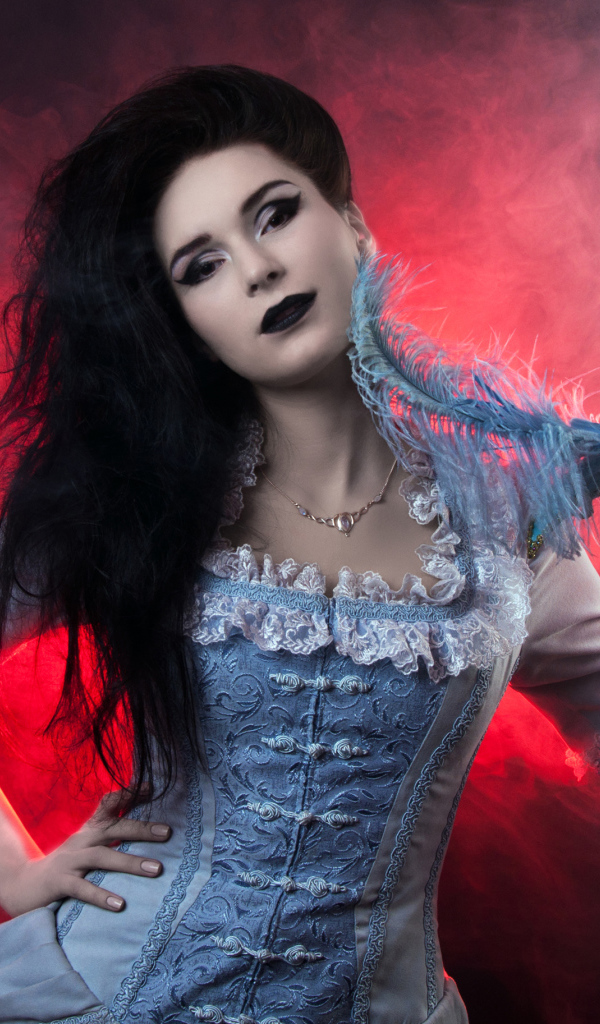 Красивая девушка в старинном платье с маской в руке