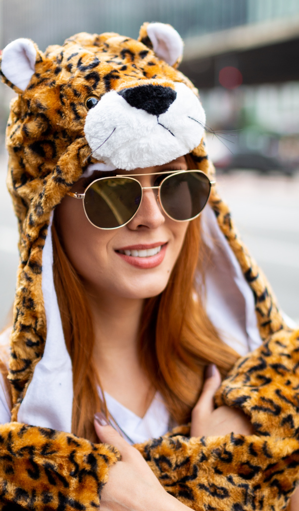 Красивая девушка в очках в смешной шапке