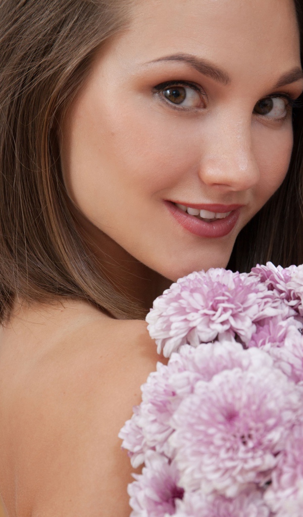 Красивая девушка с букетом розовых хризантем в руках