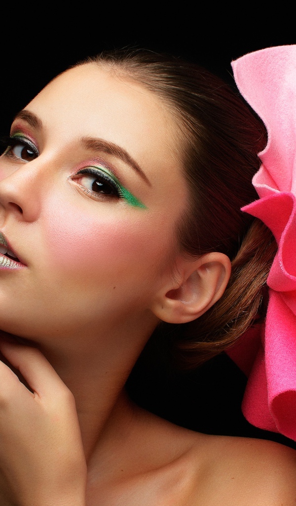 Красивая девушка с бантом в волосах на черном фоне