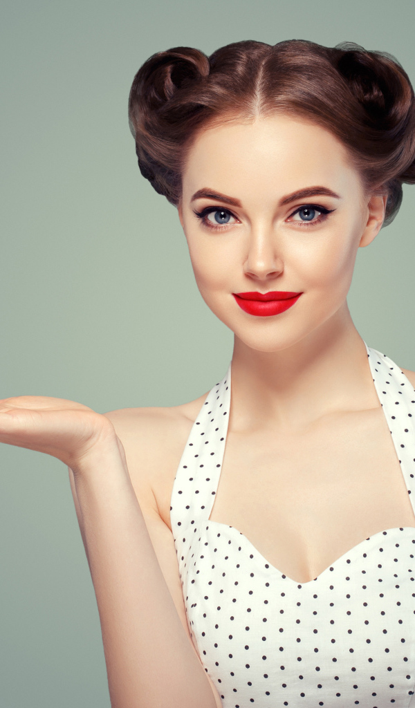 Красивая девушка с прической на голове в платье