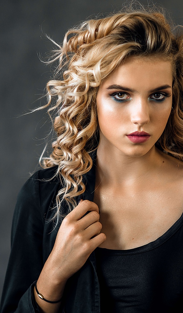 Красивая девушка с прической в черном наряде