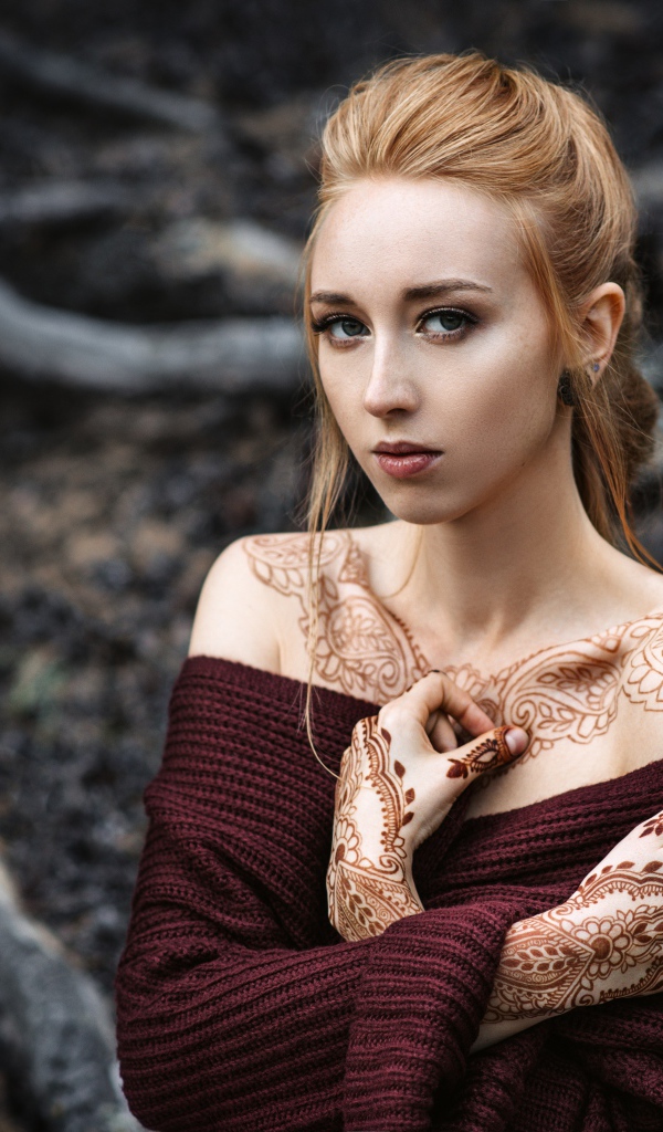 Красивая девушка с рисунком из хны на теле 