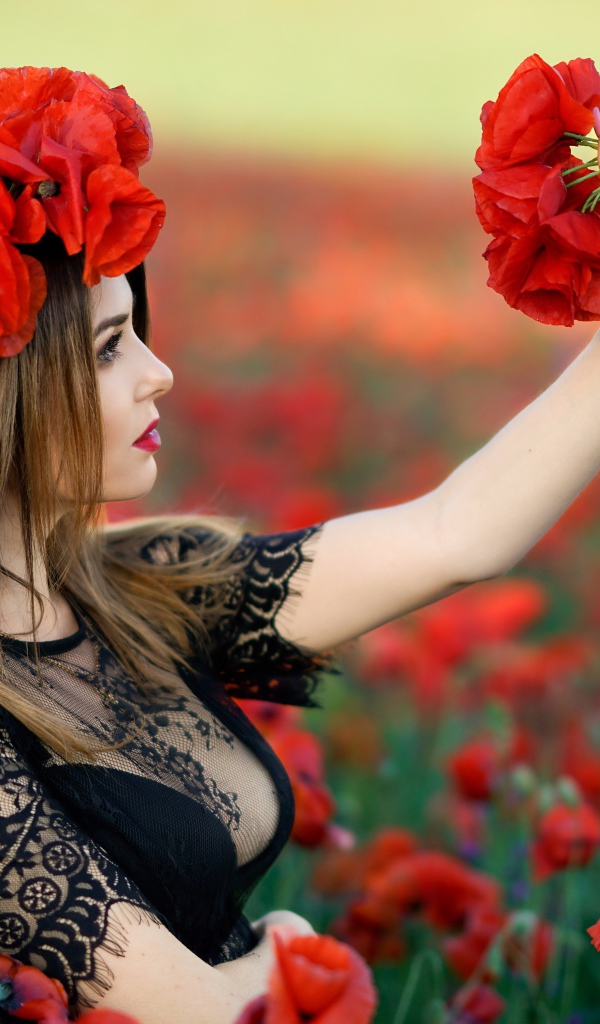 Красивая девушка с венком из красных маков на голове