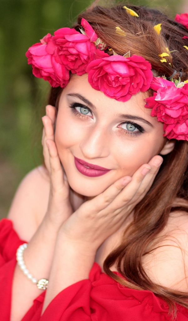 Красивая девушка с венком из роз на голове