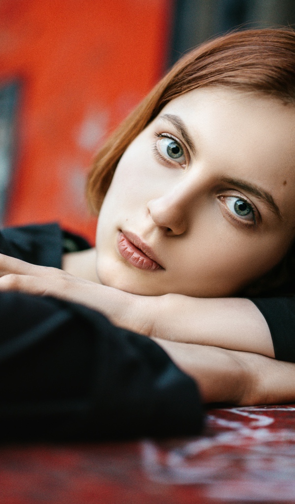 Красивая девушка с большими глазами