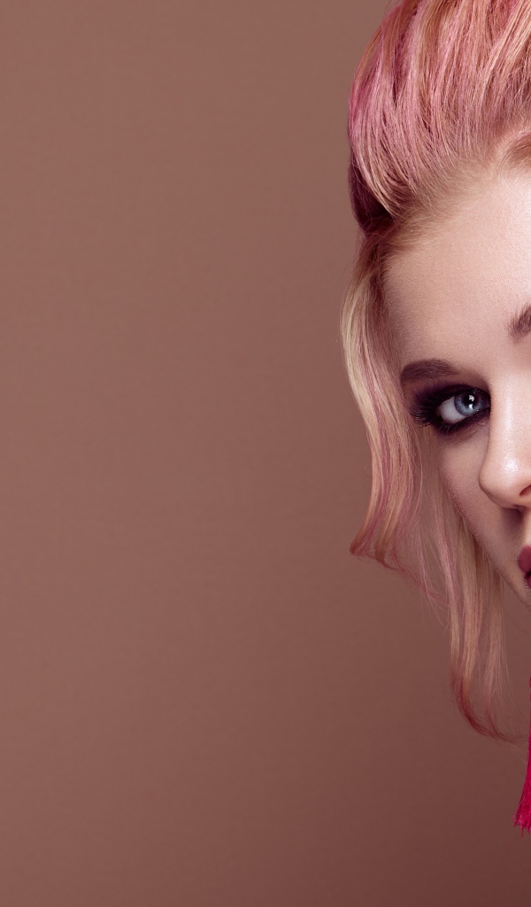 Красивая девушка с голубыми глазами  и розовыми волосами