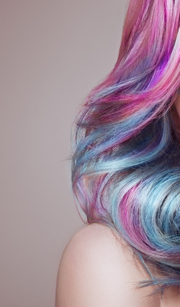 Красивая девушка с ярким макияжем и разноцветным волосами 