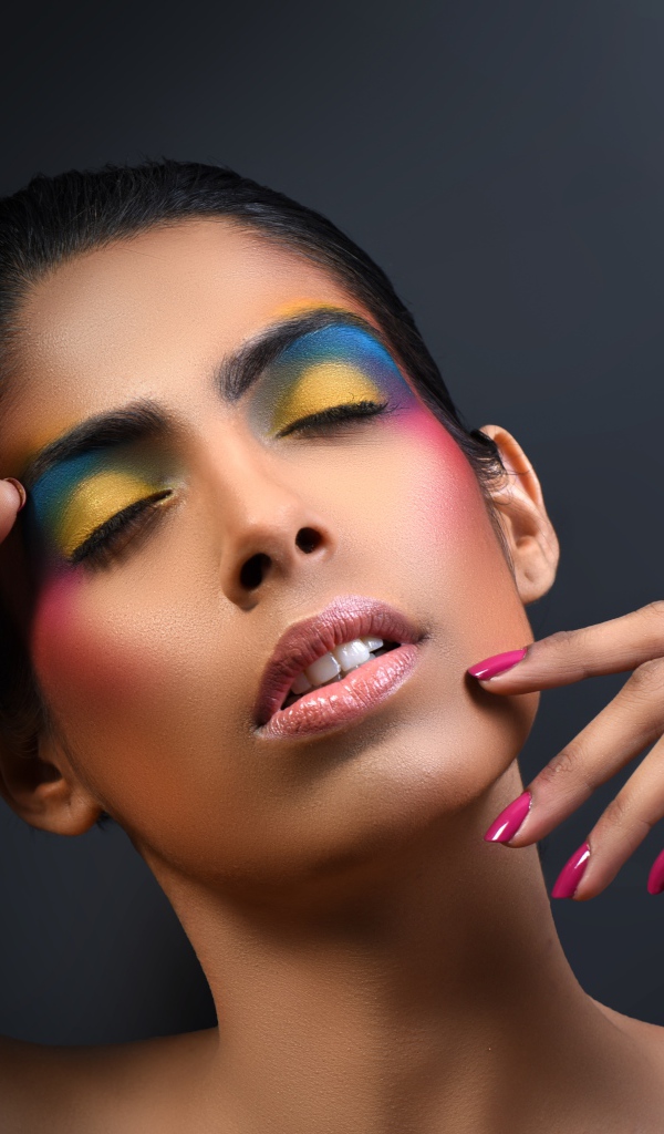 Красивая девушка с ярким макияжем с закрытыми глазами