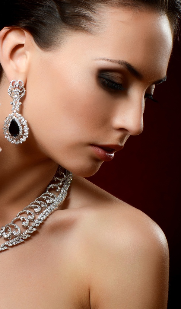 Красивая девушка с дорогими украшениями на теле