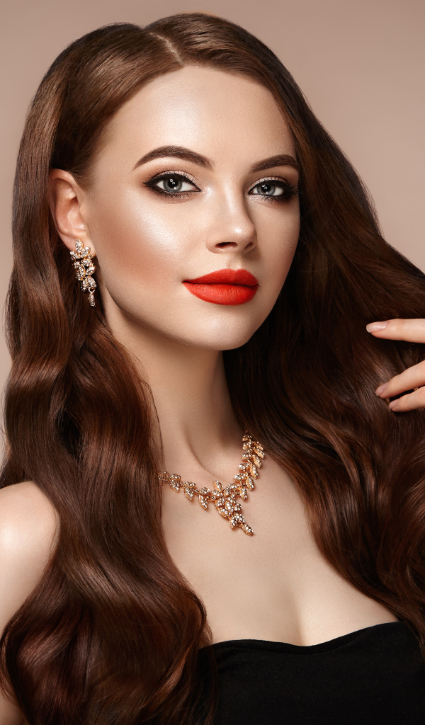 Красивая девушка с длинными волосами и дорогими украшениями
