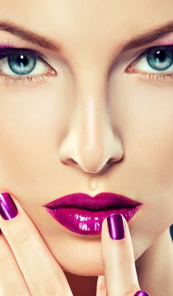 Красивая девушка с макияжем и красивыми серьгами