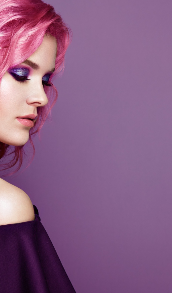 Красивая девушка с розовыми волосами на сиреневом фоне