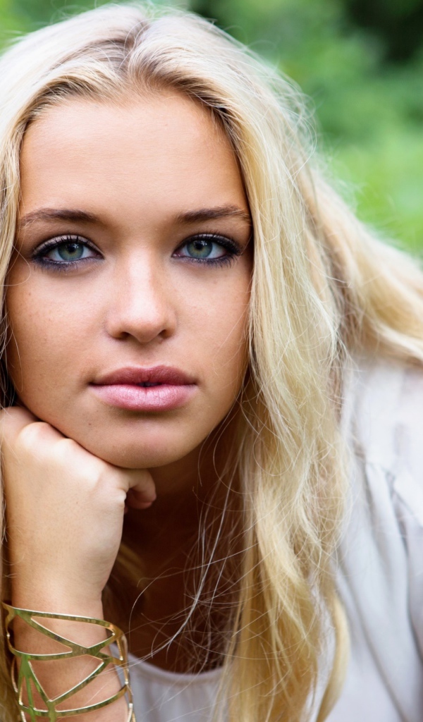 Красивая зеленоглазая девушка со светлыми волосами 