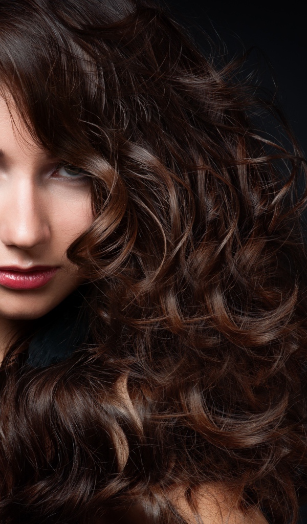 Красивая зеленоглазая девушка с сережками в ушах 