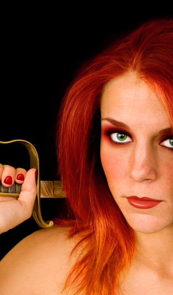 Красивая зеленоглазая девушка с зелеными глазами с саблей в руке